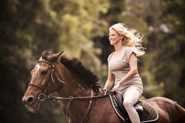 女人在骑马的时候很享受。图片下载