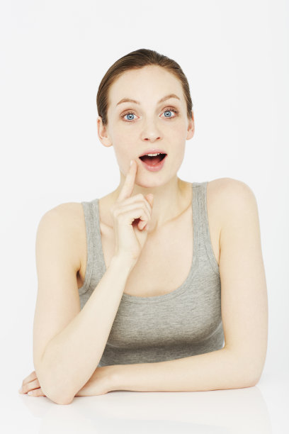 照片中年轻女子看起来很惊讶，在摄影棚拍摄图片下载