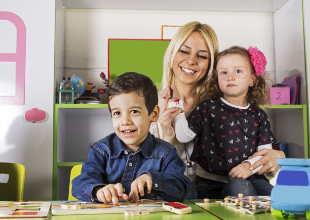学龄前儿童与老师图片下载