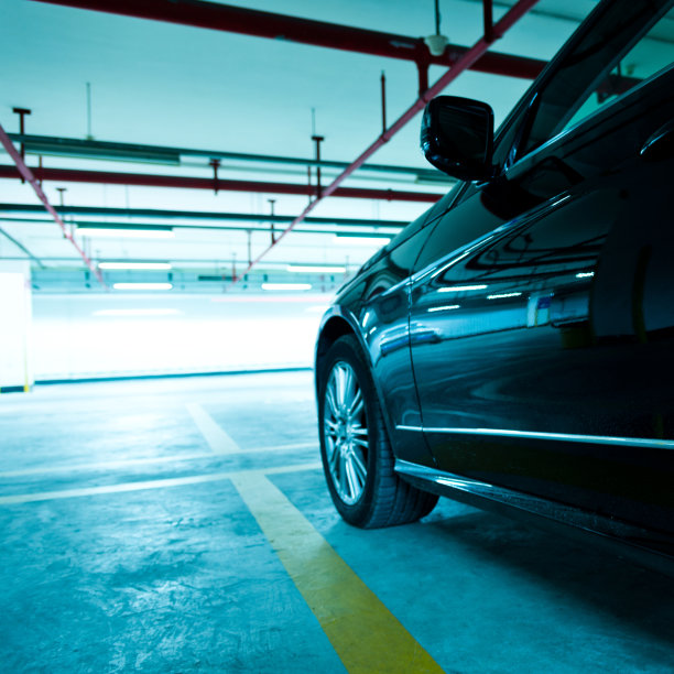 停在地下车库的车图片下载