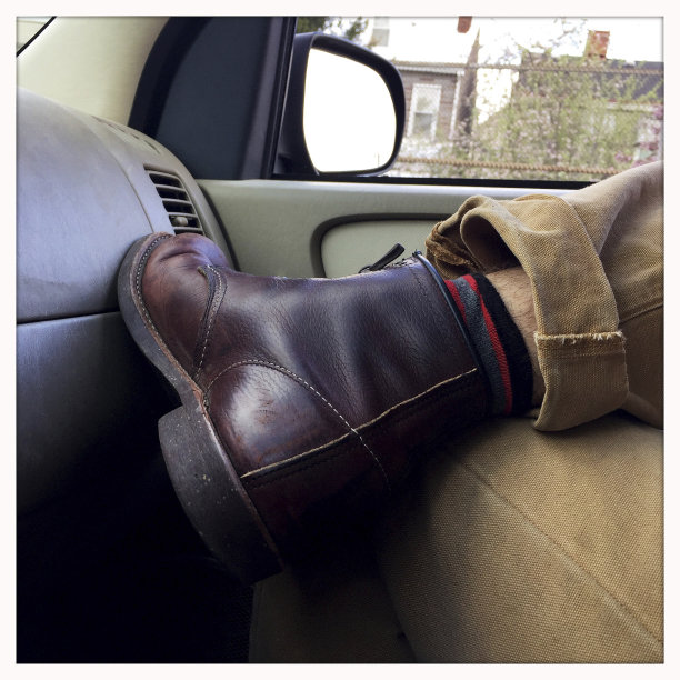 汽车旅行男人的靴子图片下载