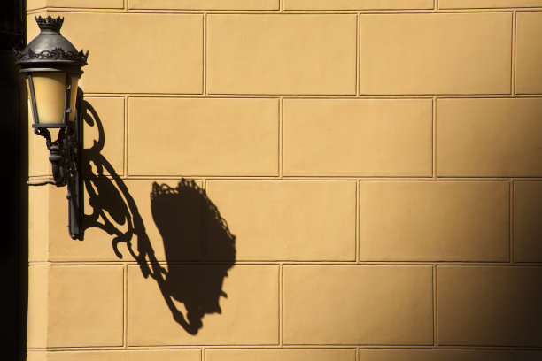 古色古香的路灯，黄色的墙壁和影子。图片下载
