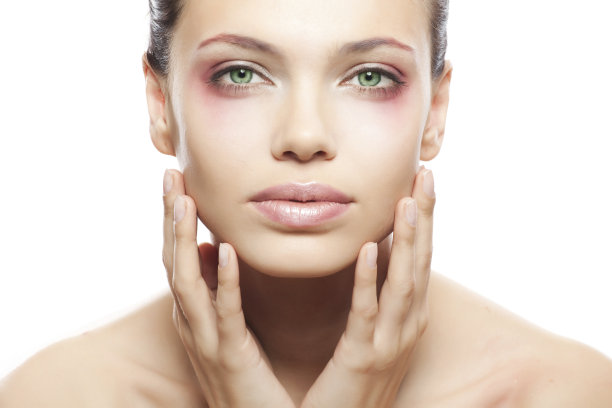 可爱的女孩看着相机图片下载