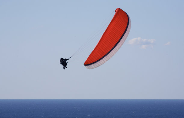 红色的滑翔伞图片下载