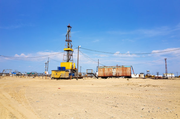 石油钻塔沙天图片下载