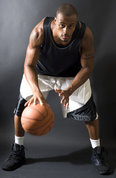 黑人男性篮球运动员运球图片下载
