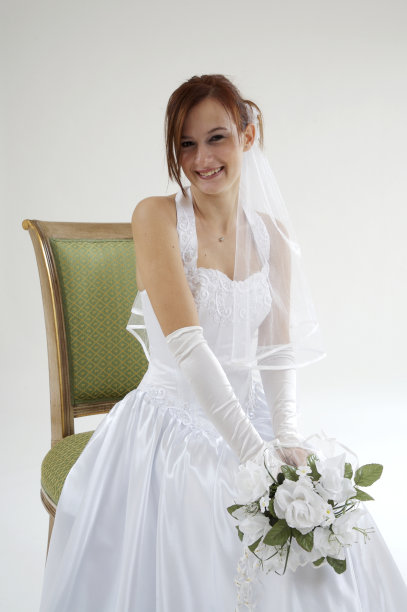新娘坐在椅子上图片下载