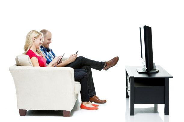 一对幸福的夫妇坐在沙发上的侧视图图片下载