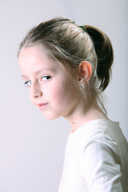 年轻女孩的肖像模特与一个奇怪的样子图片下载