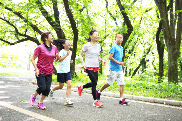 健康积极的家庭图片下载