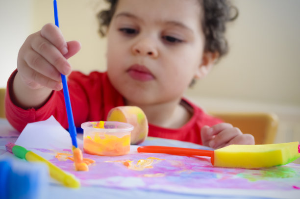 人物:孩子(2-3)在玩颜料。素材图片