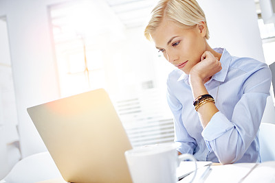 正在写她的商业计划书图片下载