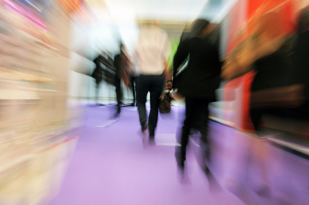 商务人士在贸易展览上图片下载