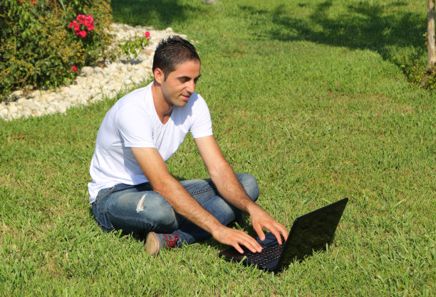 年轻人在大自然中使用笔记本电脑图片下载
