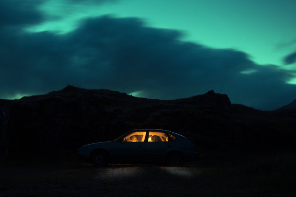 冰岛的野外汽车露营图片下载