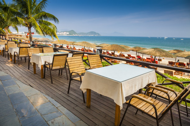 海滩上的餐厅餐桌图片下载