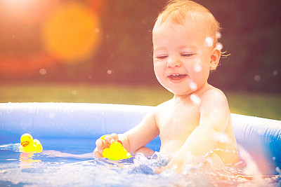 婴儿在小池子里溅水图片下载