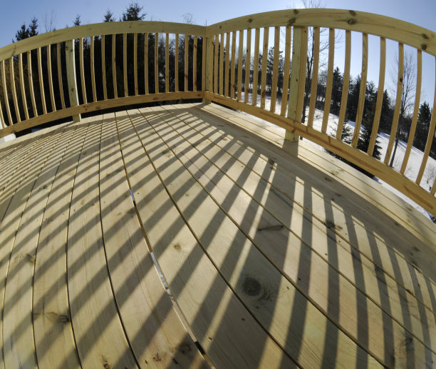 新松树庭院甲板表面，栏杆阴影，宽角度，鱼眼图片下载