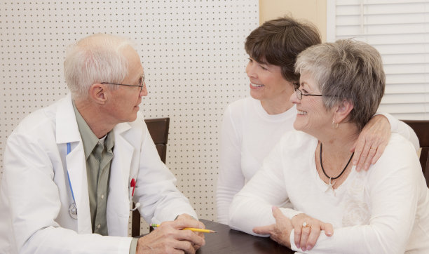 医疗:老年患者及家属就医。图片下载
