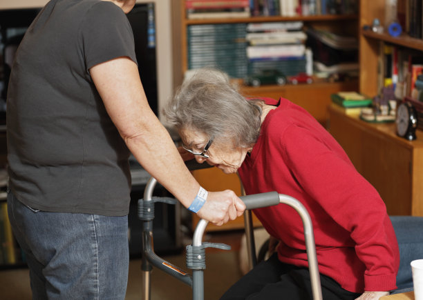 站着沃克的老妇人图片下载