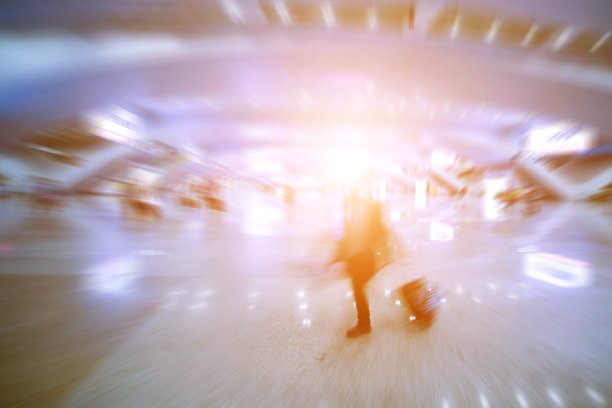 旅客在车站步行图片下载