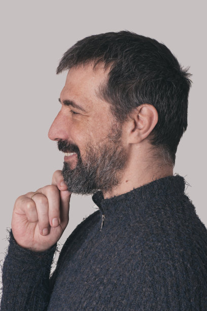 微笑有胡子的男人图片下载