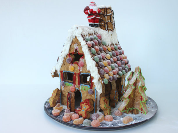自制的圣诞姜饼屋装饰着糖果/饼干图片下载