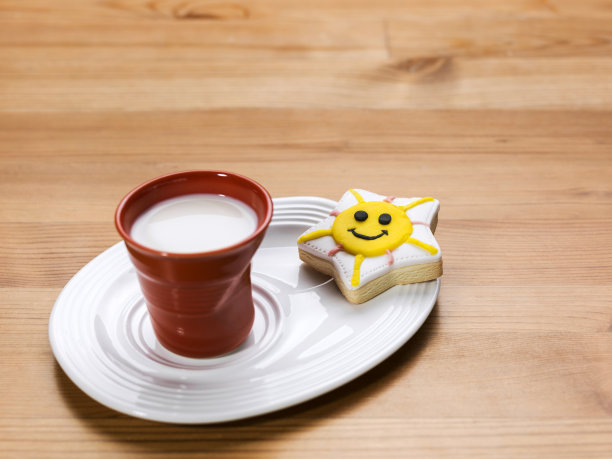 一杯牛奶和微笑的饼干图片下载