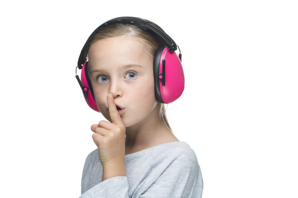 漂亮的年轻女孩戴着粉红色的耳套图片下载