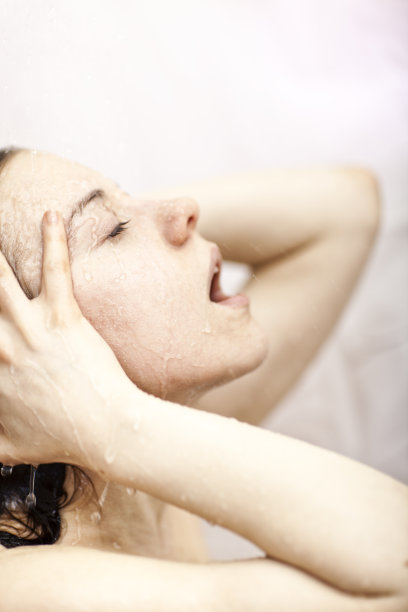 年轻女子在淋浴房清爽图片下载