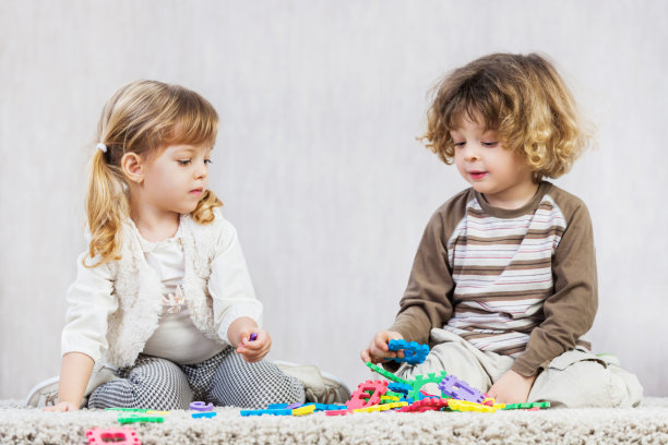 男孩和女孩在玩拼图。图片下载