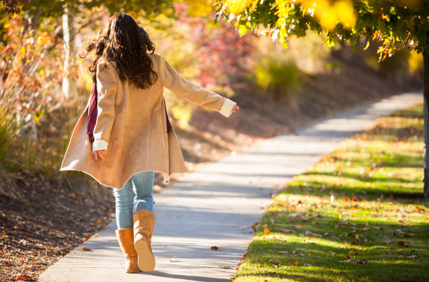 漫步在秋天图片下载