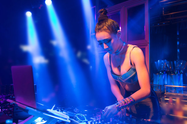 夜总会的女DJ图片下载