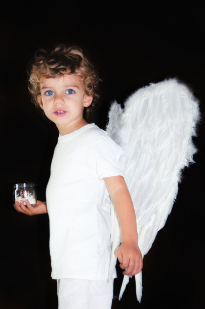 美丽的天使拿着蜡烛图片下载