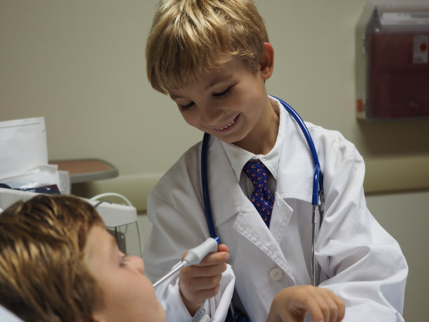 带病人的小医生图片下载