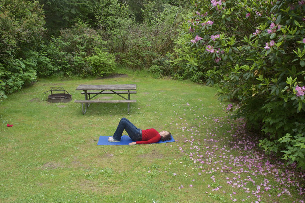 在西俄勒冈州露营地锻炼老年妇女图片下载