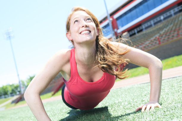 运动慢跑-不错的俯卧撑图片下载