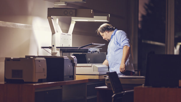 商务人员在办公室扫描打印文件图片下载