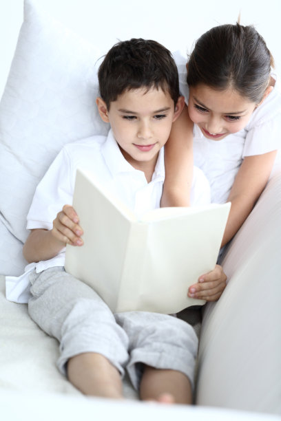 读书的孩子图片下载