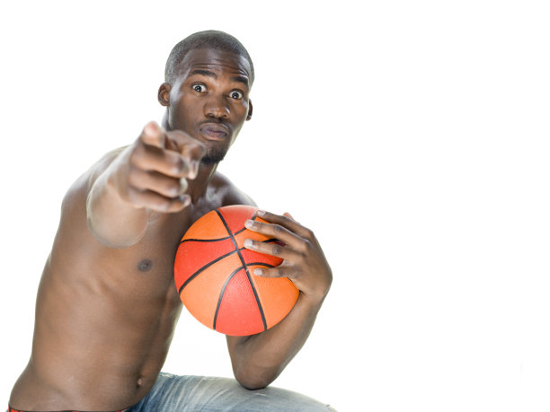 非洲青年男子和篮球图片下载