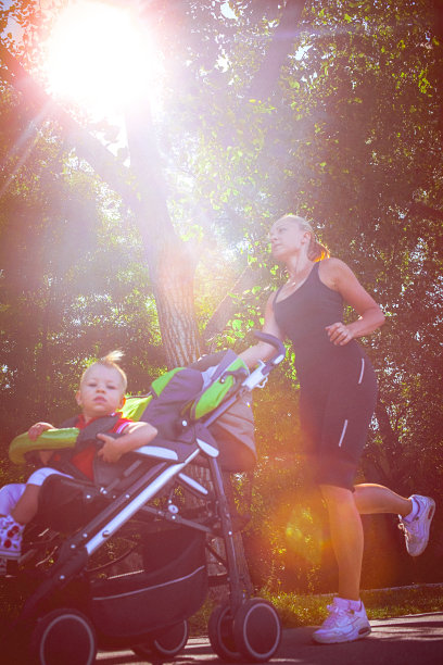 慢跑的妈妈和婴儿在婴儿车图片下载