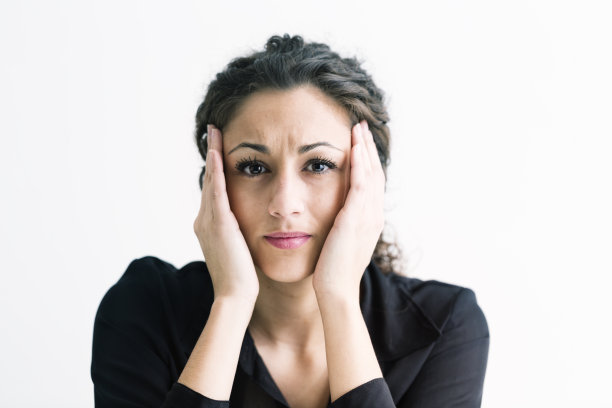 抑郁的年轻西班牙女性头痛图片下载