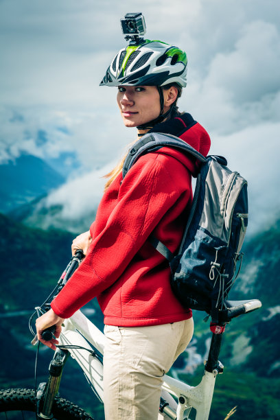 头盔上有摄像机的登山运动员图片下载