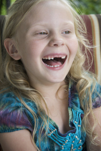 笑着的小女孩，门牙缺了图片下载