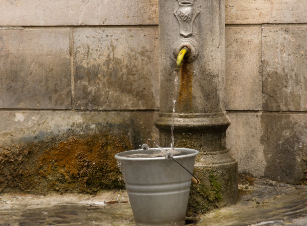 罗马喷泉，水流入锡桶图片下载