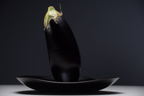 深色背景上的新鲜茄子图片下载