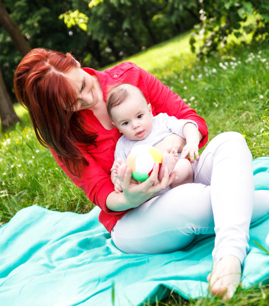 母亲和儿子在公园图片下载