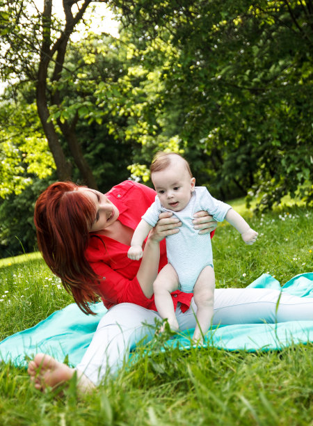 母亲和儿子在公园图片下载