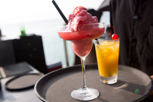 草莓代乳品和橙汁鸡尾酒图片下载