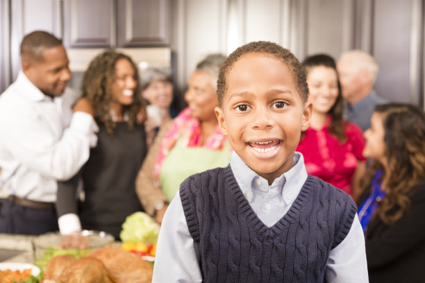 感恩节:几世同堂的家人和朋友聚在厨房。图片下载